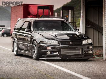 Nissan Stagea Front
